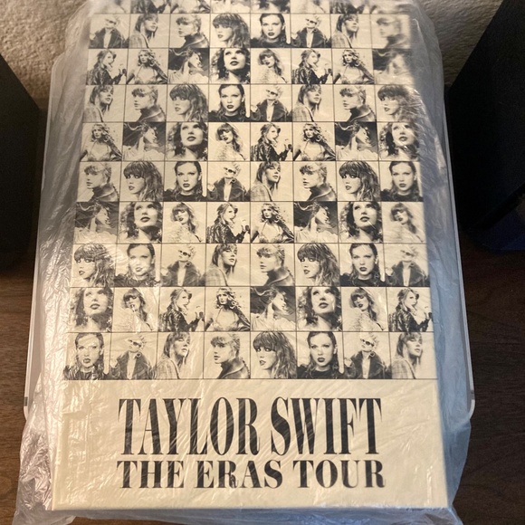 Taylor Swift - The Eras Tour - VIP Package Complete Box - Picture 2 of 7